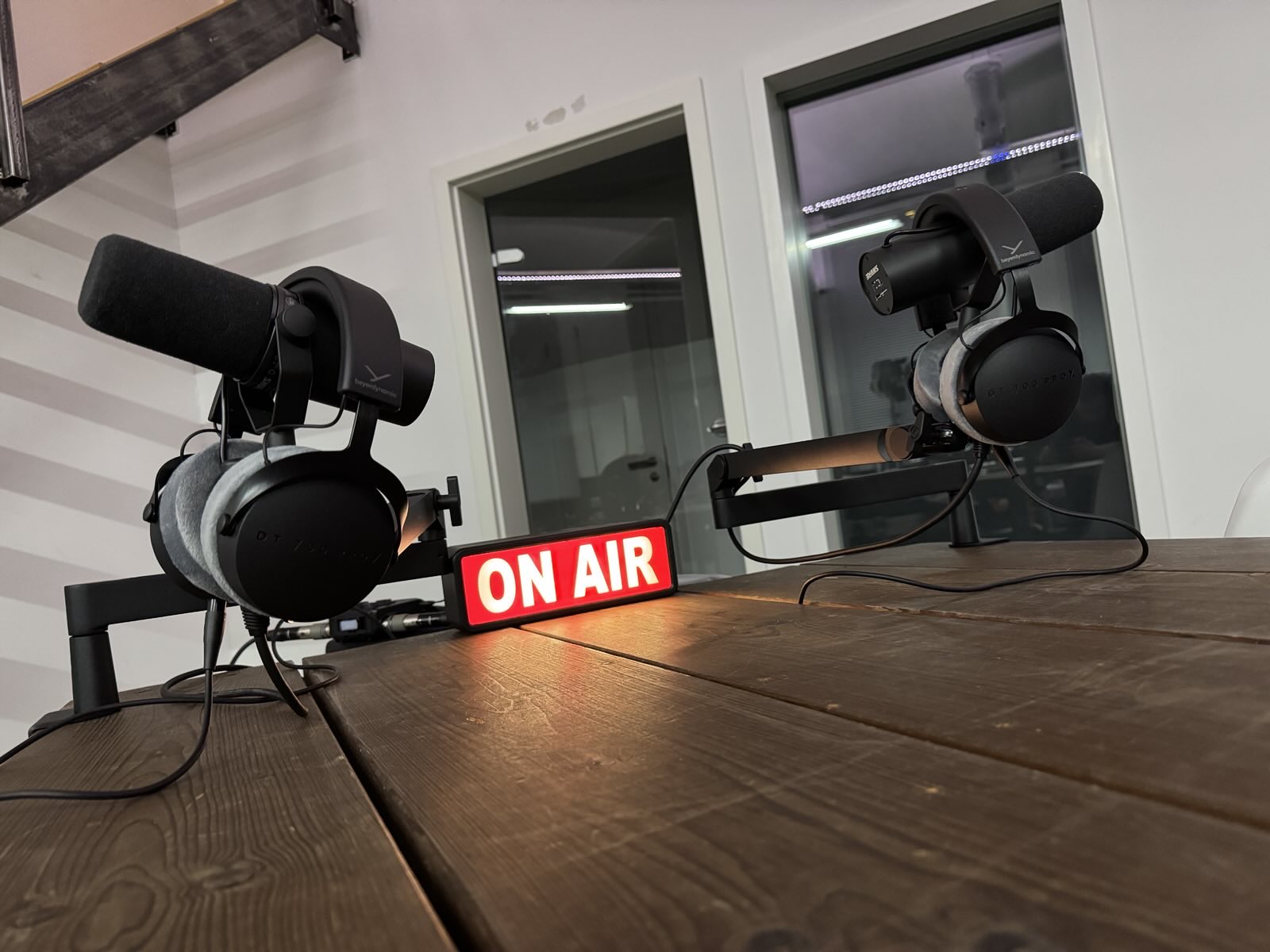 Professionelles Podcast-Equipment mit Mikrofon, Kopfhörern und Mischpult in einem Aufnahmestudio.