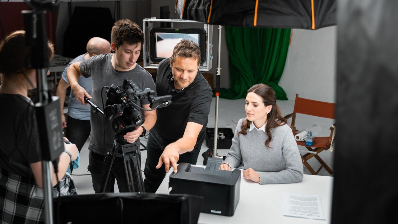 Das Team von content-in-motion bei einem Brainstorming, Symbolbild für eine kreative Video-Content-Agentur.