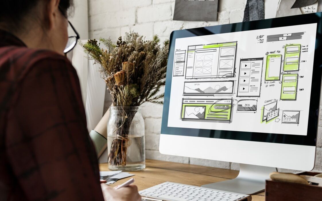 content-hub-erstellen-content-in-motion Eine Grafik, die den Aufbau eines Content Hubs als zentrales Element einer erfolgreichen B2B-Content-Strategie zeigt.