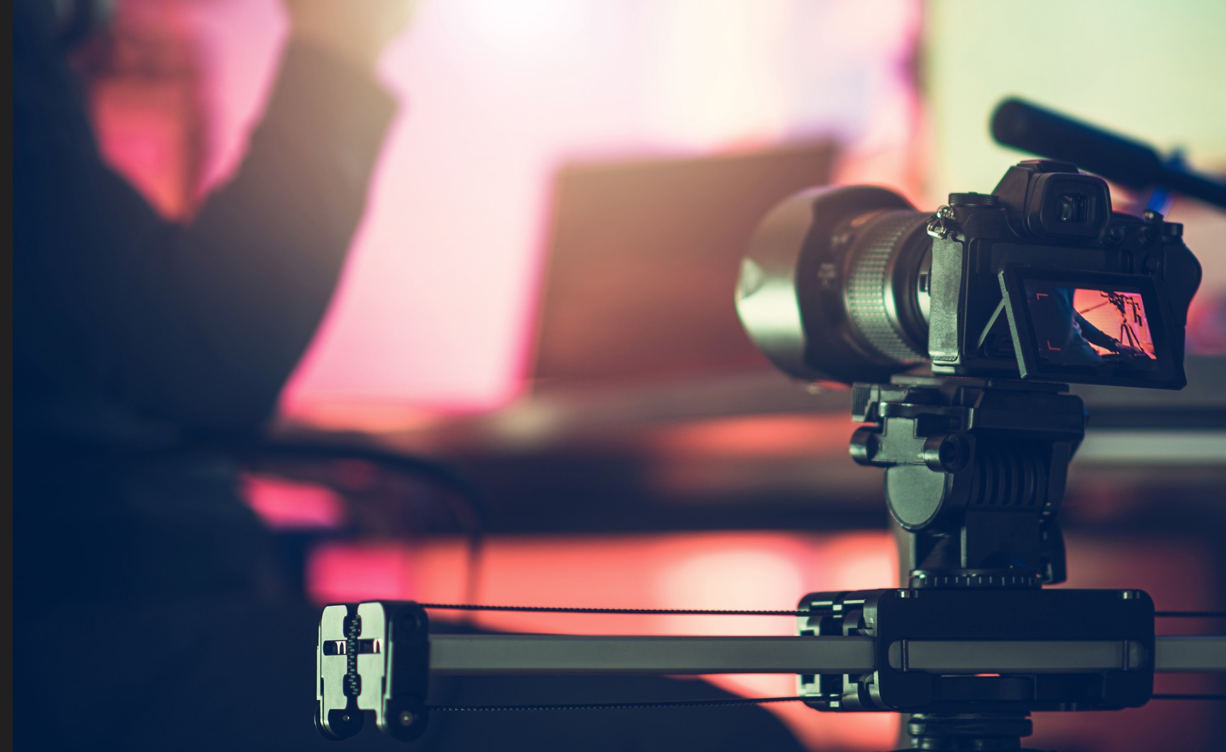 youtube-kanal-erstellen-unternehmen Eine Kamera filmt einen YouTuber