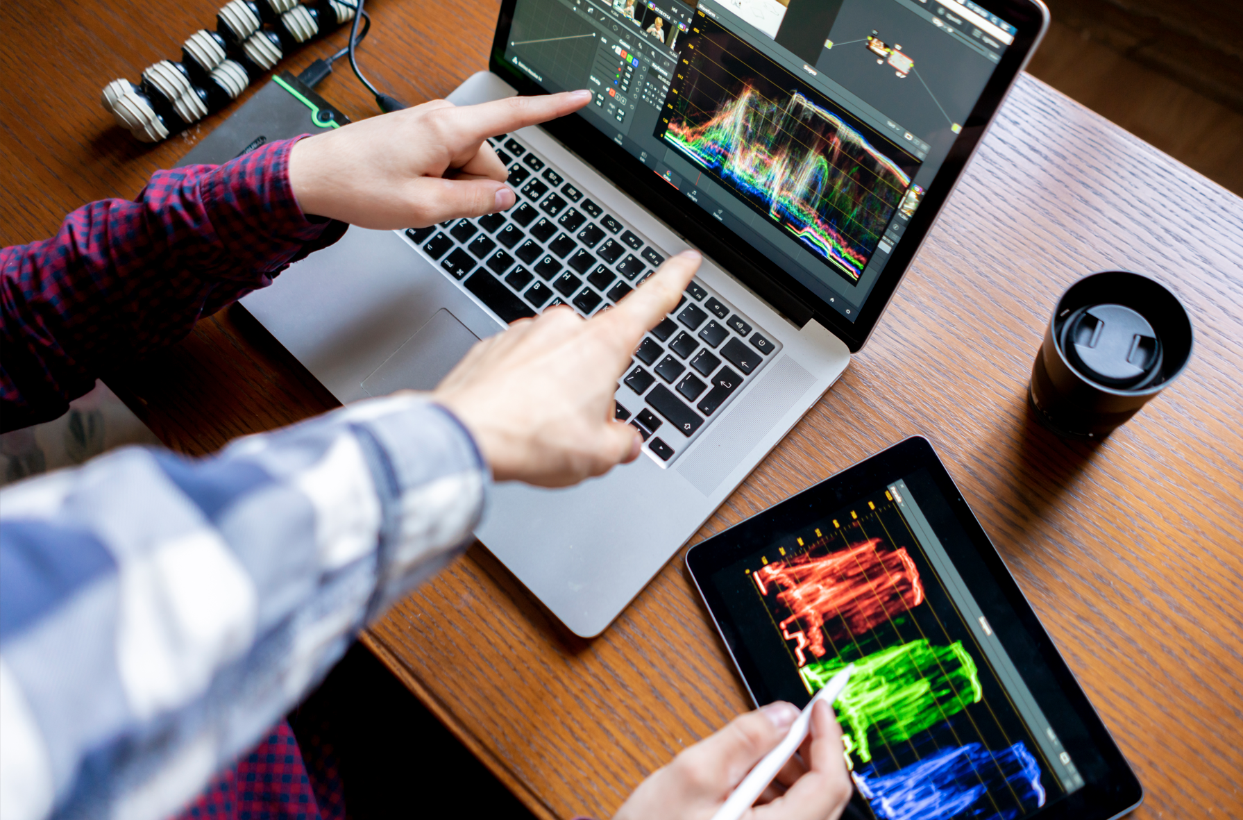 Zwei Mitarbeitende von content in motion beim Colour Grading