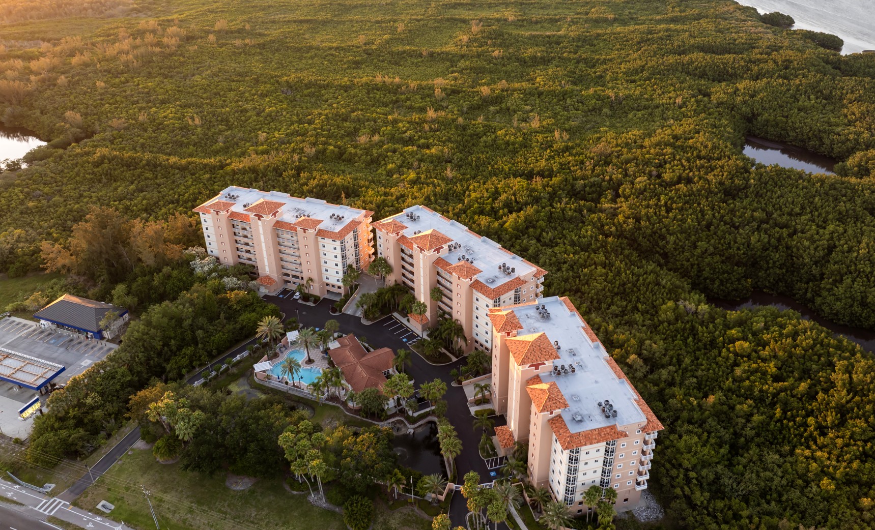 Drohnenaufnahme eines Hotel-Ressorts 