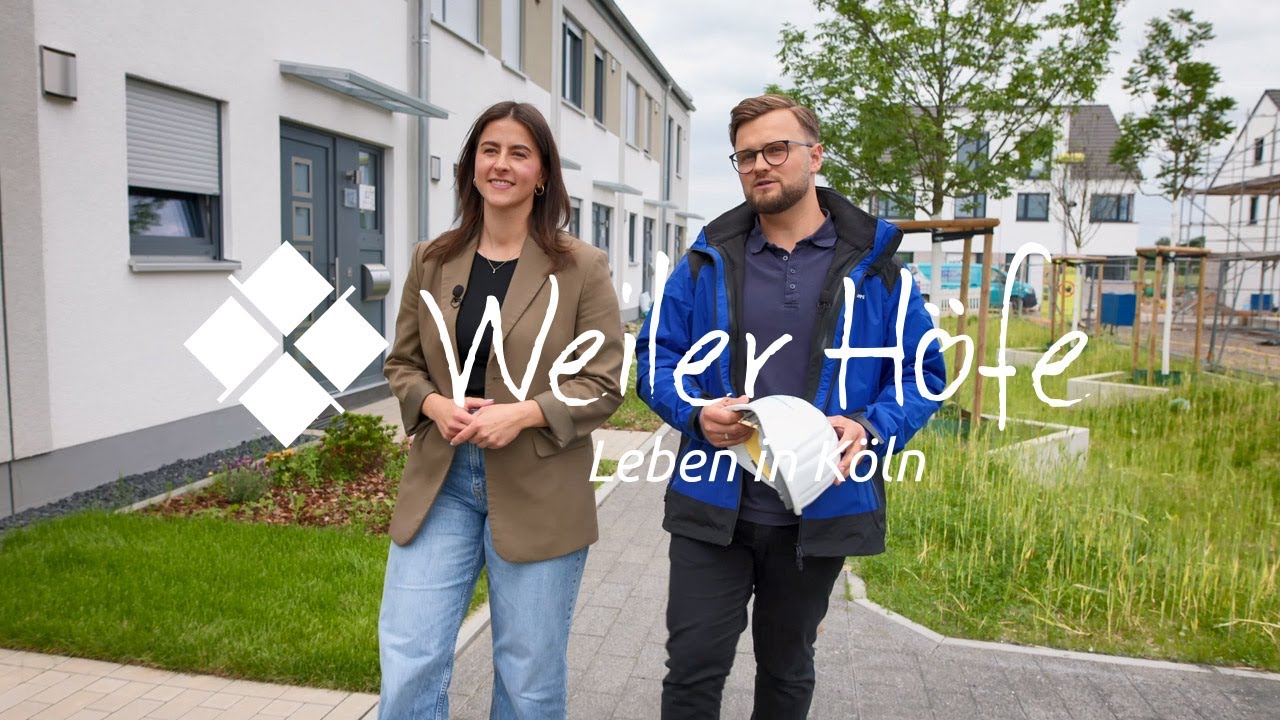 Ein Mitarbeiter bedient einen robusten Industrie-Etikettendrucker von Toshiba in einer Lagerhalle.